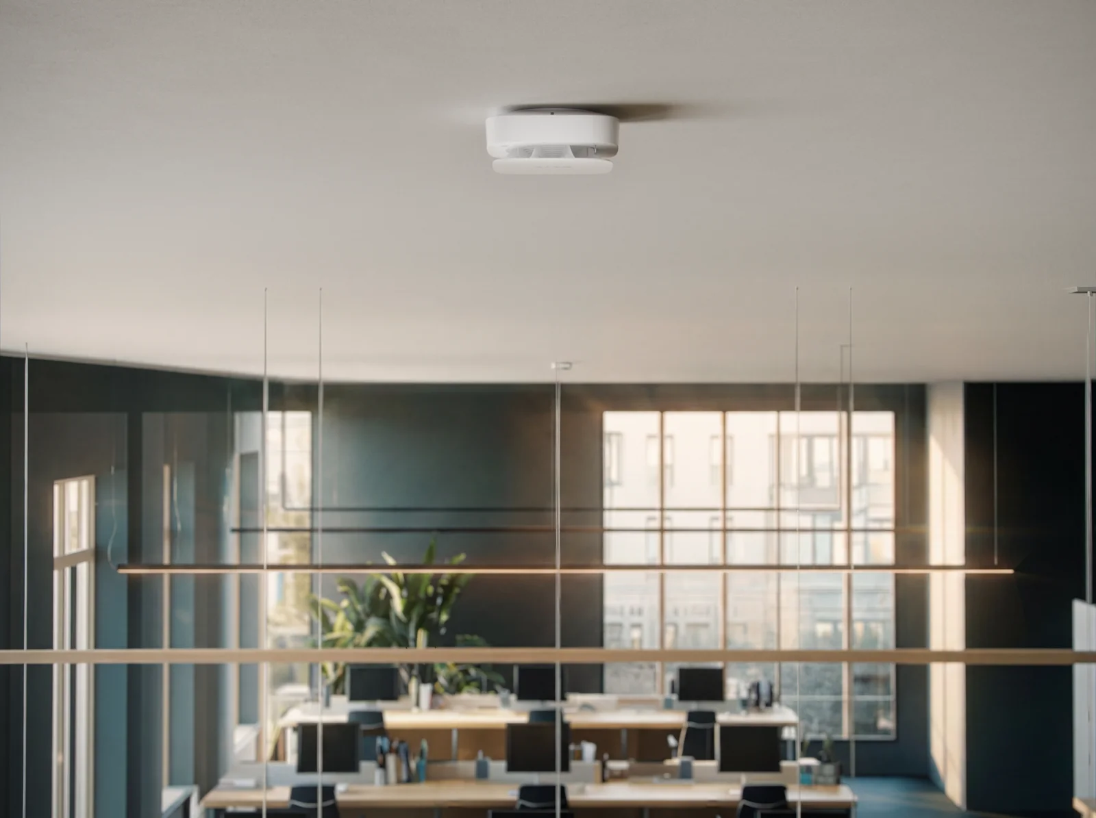 FireProtect 2 Rauchmelder an der Decke eines Büros montiert