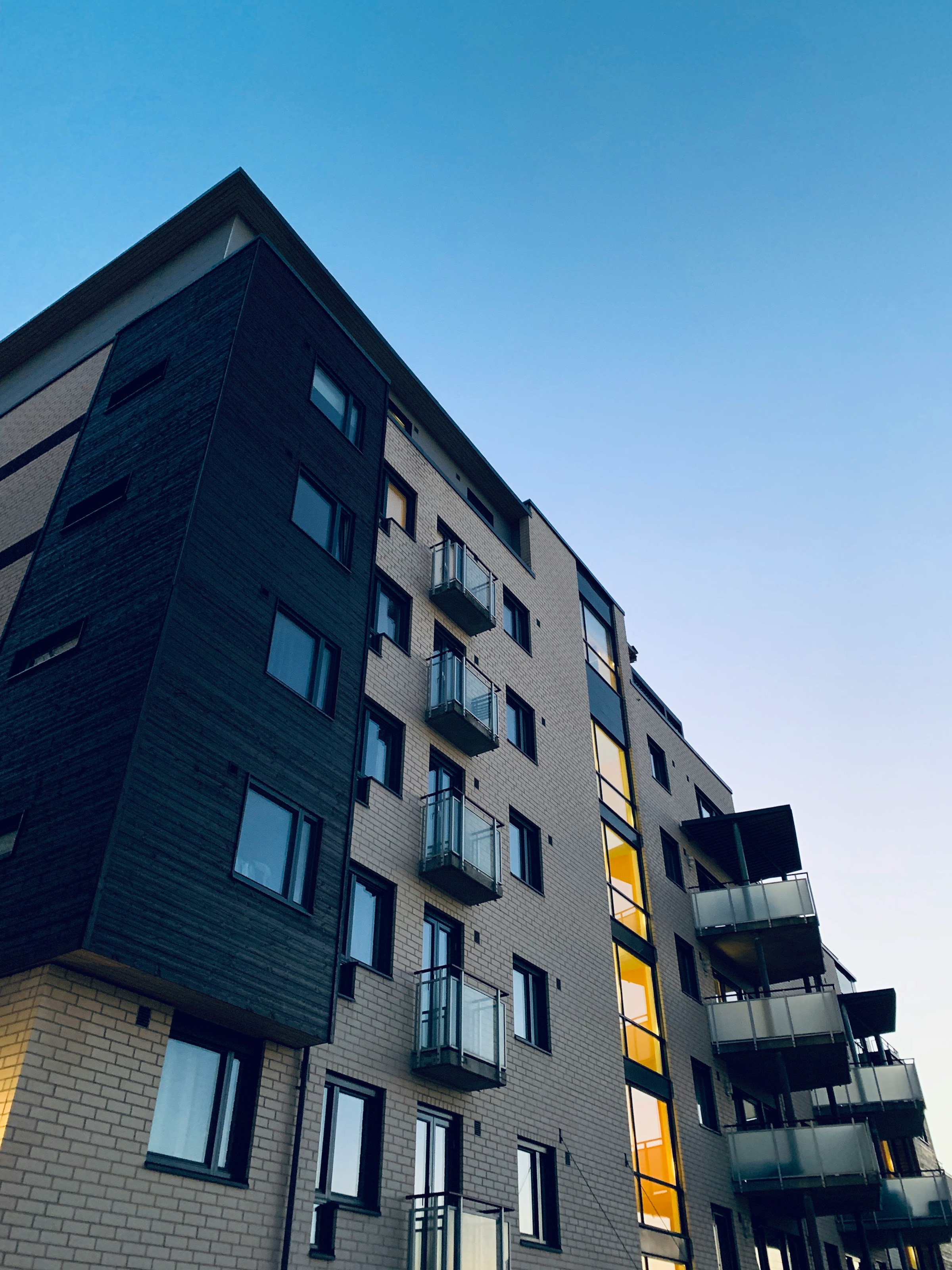Mehrfamilienhaus mit Balkonen, Außenansicht